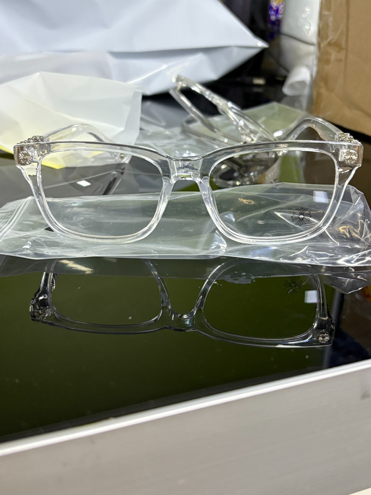 Blaulichtfilterbrille mit Muster